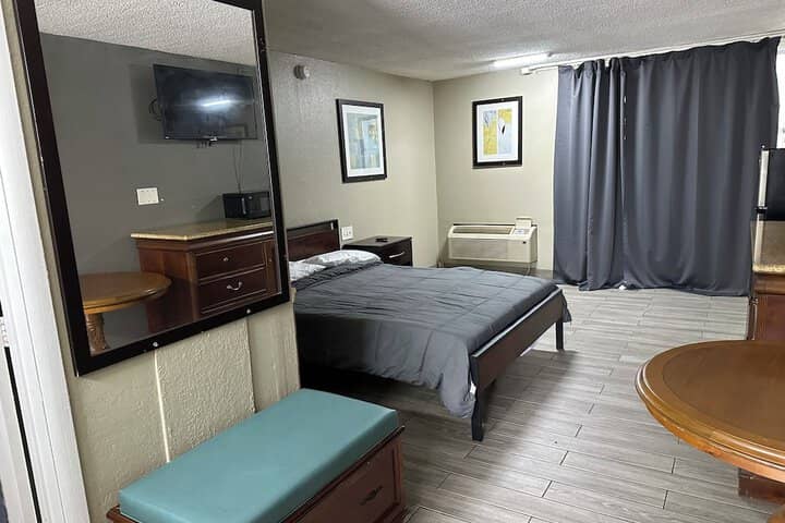 Room 5 of 17